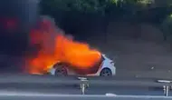 Avcılar TEM üzerinde yanan araç trafiği kilitledi