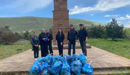 Çıldırlı öğrenciler şehitlik çevresini tertemiz yaptı