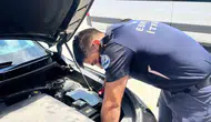 Eskişehir’de bir otomobilin motoruna kedi sıkıştı