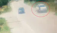 İnegöl yolunda tehlikeli sollama Motosikletli genç ağır yaralandı
