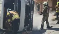 Sultangazi'de freni patlayan kamyonet park halindeki arabanın üzerine devrildi