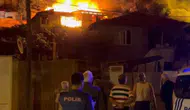 Gaziosmanpaşa'da gece yarısı çıkan yangın üç evi küle çevirdi
