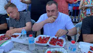 Manisa’da kiraz yeme yarışmasında nefes kesen final