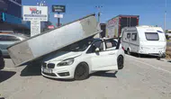 Edremit'te rüzgarın yıktığı dev reklam panosu otomobilin üzerine düştü