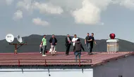 Yüksekova’da çatıdaki genç belediye başkanının müdahalesiyle kurtarıldı