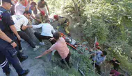 Düzce yayla yolunda kaza otomobil dere yatağına devrildi