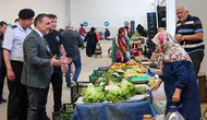 Bilecik Valisi pazar tezgahlarında esnafla bir araya geldi