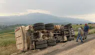 İnegöl yolunda kamyon tarlaya uçtu