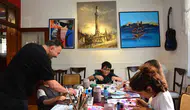 Berber dükkanındaki takvim yapraklarından sanat dolu bir aile atölyesine