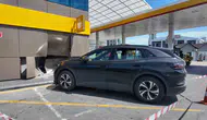 Büyükçekmece’de kontrolü kaybeden sürücü benzinliğe daldı