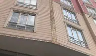 Siirt'te apartman cephesi park halindeki aracın üzerine çöktü