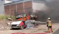 Kahramanmaraş sanayisinde minibüs alevlere teslim oldu