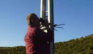 Malatya’da telefonla konuşmak için elektrik direğine tırmanıyorlar