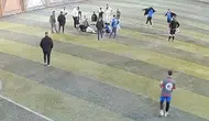 Halı sahada ölümden döndü Antrenörün hızlı müdahalesi hayat kurtardı