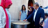 Darende’nin tarihi çarşısında aşure kazanı dostluk için kaynadı