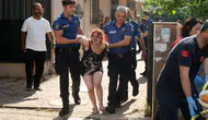 Antalya'da bir kadın evini ateşe verip kapıyı üzerine kilitledi