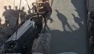 Gaziantep'te lüks otomobil köprü inşaatının çukuruna uçtu
