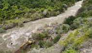 Artvin’de dereye uçan otomobildeki baba ve oğul aranıyor