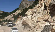 Adıyaman-Çelikhan yolunda dev kaya parçaları trafiği kesti