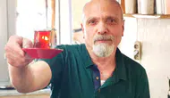 Tunceli'de kıraathanenin şairi çayı şiirle servis ediyor