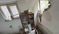 Karabükte yamaçtan kopan kayalar evi kullanılamaz hale getirdi