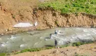 Pancar toplamaya giden kadın derede mahsur kaldı