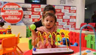 Denizli Büyükşehir Belediyesi girişine çocuklar için oyun alanı kurdu