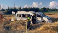 Silivri yolunda servis minibüsü tarlaya uçtu