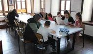 Bor’da ebeveynler çocukları için kütüphaneye girdi