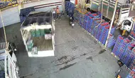 Adana hal kompleksinde kontrolden çıkan kamyonet dehşet saçtı