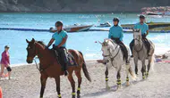 Ölüdeniz plajlarında atlı devriye dönemi başladı