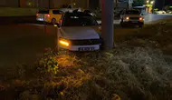 İnegöl’de direğe çarpan otomobilin genç sürücüsü hafif yaralandı