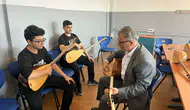 Görme engelli öğretmen sazıyla öğrencilerin gönlüne dokunuyor