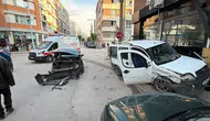 Eskişehir’de kontrolden çıkan araç dükkan duvarına çarptı