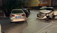Manavgat sokaklarında iki otomobil çarpıştı