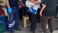 Pazarda bebek arabasında oturan çocuğa yorgun mermi isabet etti