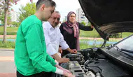 Sıfır alınan araç kelebek hastası çocuklu aileyi yolda bıraktı
