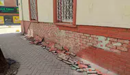 Eskişehir’de cami duvarı döküldü kaldırım tehlike saçıyor