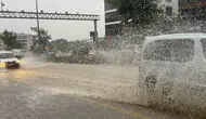 Denizli’de ani sağanak hayatı kilitledi