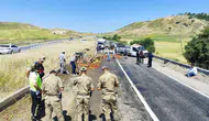 Silvan yolunda sebze saçılan kaza trafiği durdurdu