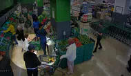 Başakşehir’deki market hırsızları kameraya yakalandı