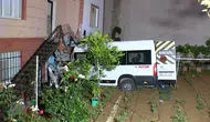 Çekmeköy'de servis minibüsü kontrolden çıkarak evin bahçesine daldı