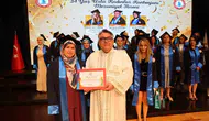 Üniversite kapısından yıllar sonra giren kadınlar kep attı