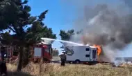 Enez sahilinde park halindeki iki karavan küle döndü