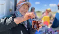 Karacabey tarlalarında yorgunluk odun ateşinde demlenen çayla çıkıyor