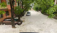 Gümüşhane'de aniden bastıran dolu şehir merkezini beyaza boyadı