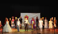 Gönenli miniklerden sahnede dev performans
