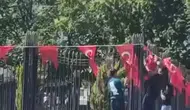 Elazığ meydanında üç çocuğun bayrak nöbeti