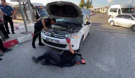 Malatya’da otomobilin motoruna sıkışan kediye itfaiye müdahalesi