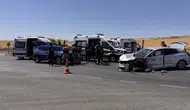 Diyarbakır'da iki araç kavşakta çarpıştı